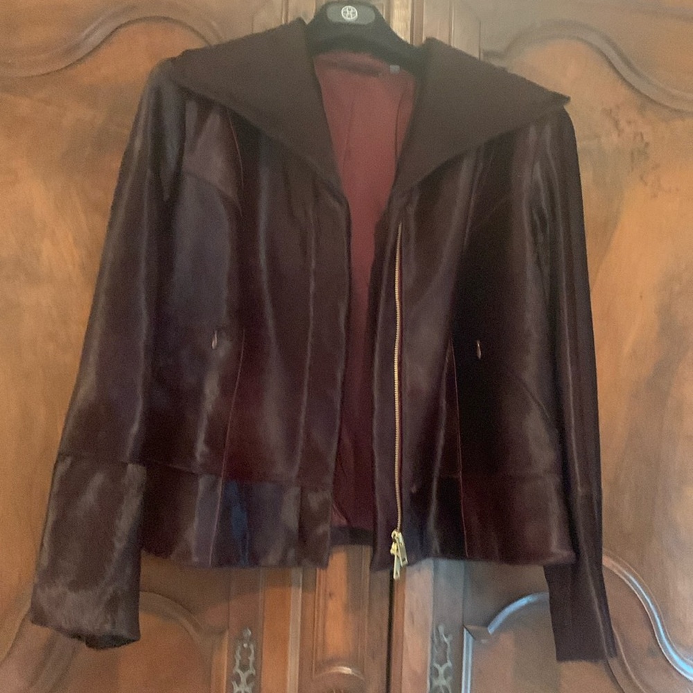 Genuine 100%cowhide leather jacket that is in excellent condition